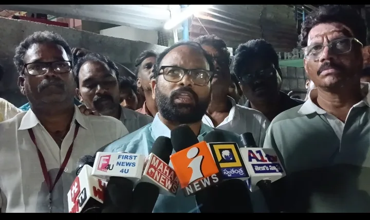 Chittor మే డే సందర్భంగా మెకానిక్ యూనియన్ ఆధ్వర్యంలో జెండాఆవిష్కరణ