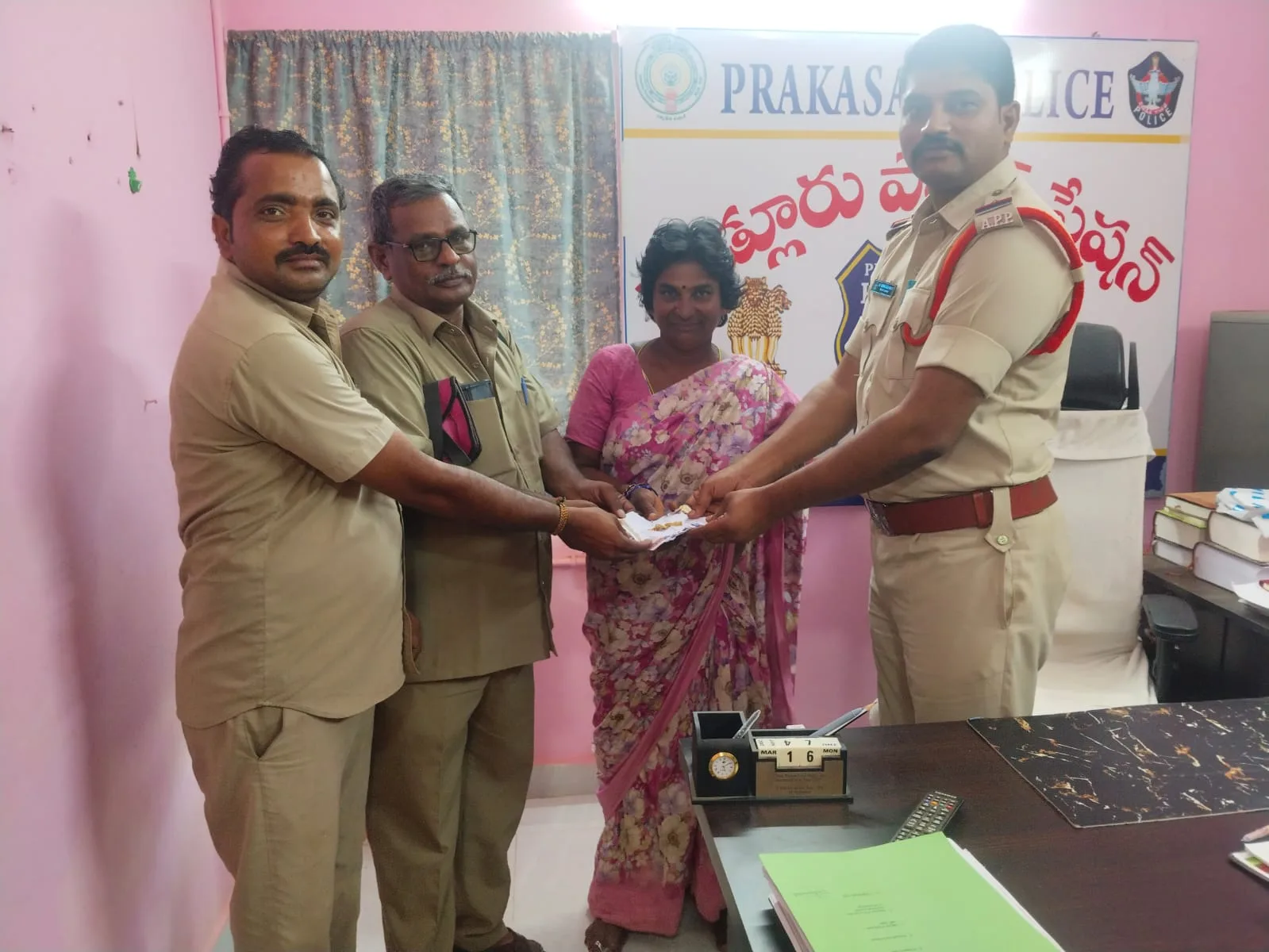 Prakasham: బస్సులో మరిచిపోయిన బంగారం… నిజాయితీతో తిరిగి అందించిన బస్సు కండక్టర్